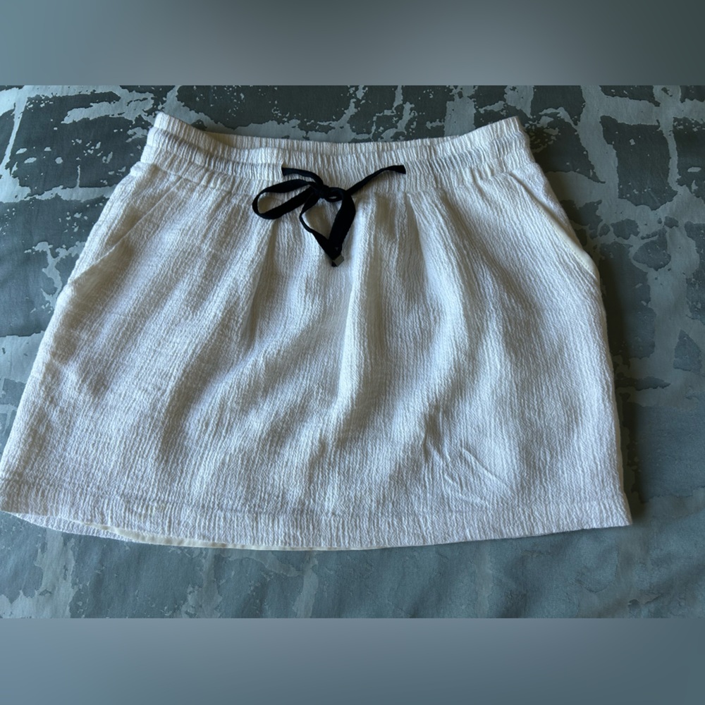 Kimchi Blue White lined Skirt with Black Tie and pockets perfect for the beach